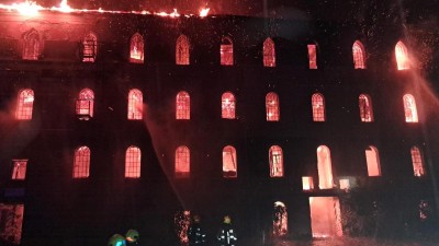Obrazem: Někdejší Prchalův mlýn v Tuchoměřicích pohltil oheň