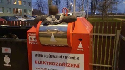 V Kročehlavech se muž zasekl v elektroodpadu