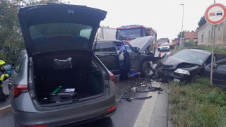 Nehoda u Kutrovic. Tři auta v sobě