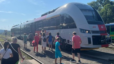 Na středočeské koleje vyjely nové vlaky RegioFox a cestujícím nabízejí vysoký komfort