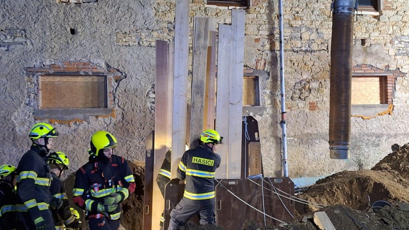 Tragédie ve Svárově. Dělníka zavalil výkop