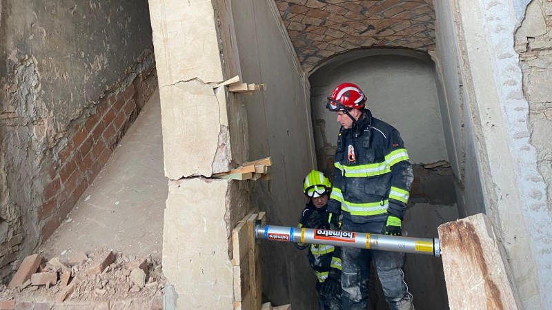 Hasiči zasahují v Buštěhradě. Narušila se statika zámku