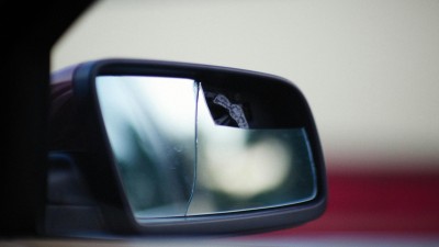 Nechutn&aacute; spou&scaron;ť. Vandal proch&aacute;zel Litevskou a trhal stěrače a zrc&aacute;tka