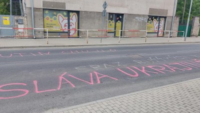 Chodník před restaurací U Meisnerů opět posprejoval vandal. Bude zde hrát Ortel