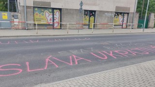 Chodník před restaurací U Meisnerů opět posprejoval vandal. Bude zde hrát Ortel