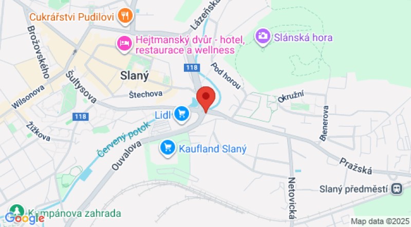 Dvacetiletá řidička narazila na kruháči ve Slaném do Lexuse