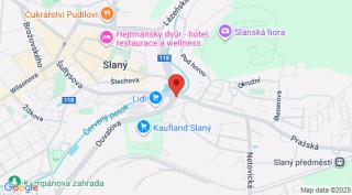 Dvacetiletá řidička narazila na kruháči ve Slaném do Lexuse