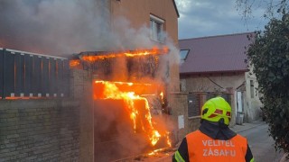 Hasiči zasahují na Kladně v Havířšké u požáru garáže