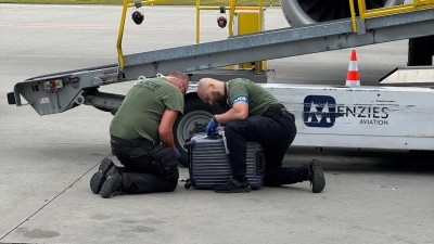 Kufry vibrovaly. Na letišti zasahovala policie