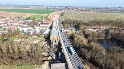 &Uacute;sek d&aacute;lnice mezi Knov&iacute;zem a Panensk&yacute;m T&yacute;ncem se otevře až př&iacute;&scaron;t&iacute; rok