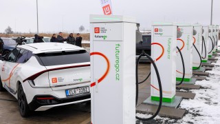 Stojan číslo 1000 na nabíjení elektromobilů stojí v Tuchoměřicích
