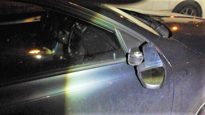 Kladenští strážníci zadrželi vandala, který poškodil zaparkované vozidlo