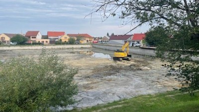 Horní rybník je odbahněný. Zloději ukradli naftu ze stroje