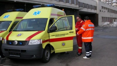 Záchranáři budou mít nové sanitky a policistům do vozů přibudou defibrilátory