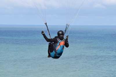 Ve Smečně spadnul paraglidista