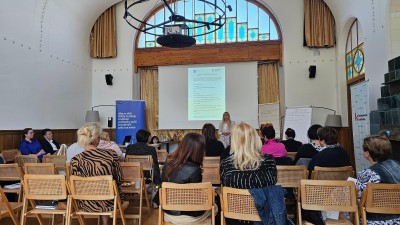 Třetina romských žáků nedokončí základku. Konference na Kladně řešila, jak jim pomoci