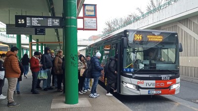 Středočeský kraj chce umožnit nástup všemi dveřmi do autobusu, hledá revizory