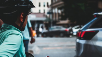 Starostka Černuce sdílí zprávu o tom, že někdo lákal dítě do auta. S policií nespolupracují