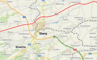 Na silnici na Slaný havaroval náklaďák a dva osobáky