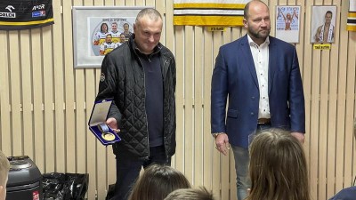 Přesně 25 let od Nagana! Spoluhráči Jágra Reichel a Šlégr přinesli do školy z mládí zlatou medaili