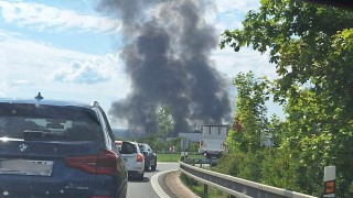 Vedle dálnice D5 na Žebráku hoří