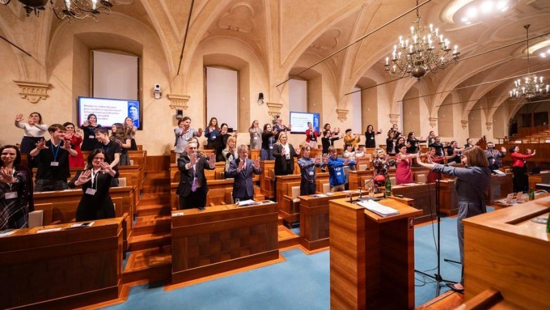 Kladenské gymnazistky v Senátu na konferenci. Představily komiks o Franišce Plamínkové