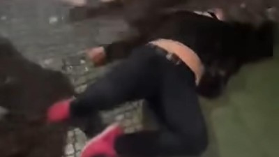 Policie k hromadné rvačce ve Slaném. Zasahovalo zde několik jednotek