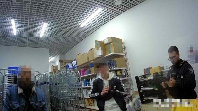 Krade se jak o z&aacute;vod. V Centr&aacute;lu &scaron;etřili str&aacute;žn&iacute;ci jednu kr&aacute;dež a na kamer&aacute;ch viděli dal&scaron;&iacute;