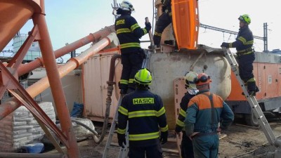 Záchrana osoby z míchačky betonu, foto zdroj HZS Středočeský kraj