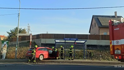 Nehoda na Slovance ve Stochově. Auto nabouralo do zastávky