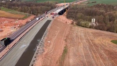 Nov&aacute; d&aacute;lnice u Knov&iacute;ze m&aacute; fungovat už brzy v jednom pruhu