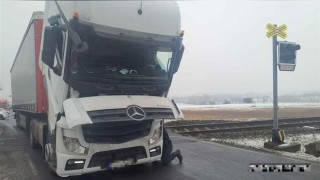 Na železničním přejezdu u pekáren uvízl kamion, strážníci odkláněli dopravu