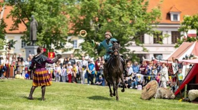V&iacute;kend pln&yacute; festivalů zadarmo. Emma Drobn&aacute;, Citron a Doga na Kladně a Husitsk&eacute; slavnosti ve Slan&eacute;m