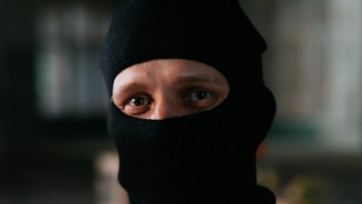 Ozbrojený taserem a nožem a zřejmě pod vlivem. Ve Wednesbury pokřikoval, zasahli strážníci