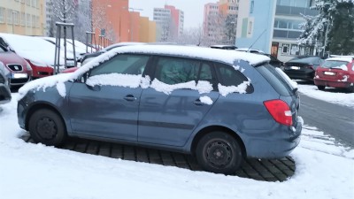 Před jízdou odstraňte z vozidla sníh i led