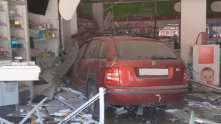 V centru Rakovníku vjelo auto výlohou do lékárny
