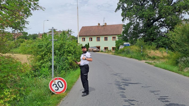 Rozbité silnice? Policisté na Kladně se podílejí na nápravě