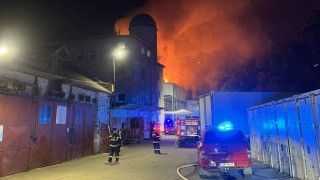 Pět zraněných hasičů při boji s požárem pekárny v Berouně