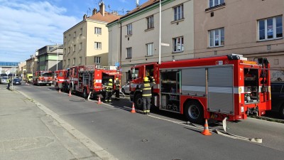 Při požáru bytového domu v Praze došlo k úmrtí jednoho z obyvatel