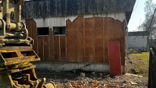 Azbest ve &scaron;kole v Unho&scaron;ti. Stavebn&iacute; firma trhala desky, i když tu&scaron;ila, že jde o azbest