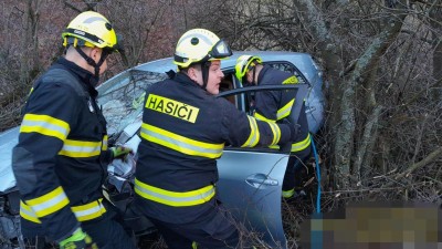 Vrtulník u Hředle na Rakovnicku. Osobní auto nabouralo do návěsu v protisměru