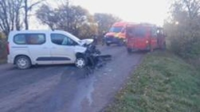 Nehoda u Třebíze, dodávka se srazila s osobákem