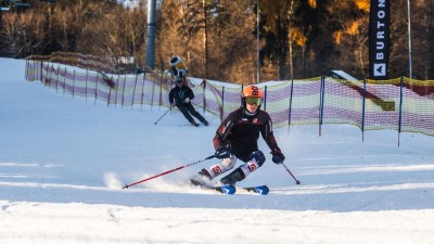 První lyžaři vyrazili již tento víkend na sjezdovku na Klínovec, zahájení zimní sezóny hlásil i Monínec