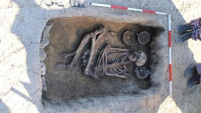 OBRAZEM: Nevídaný objev! Při stavbě dálnice našli pozůstatky pravěkého sídliště s několika lidskými hroby
