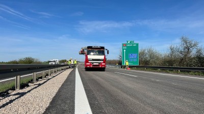 Na dálnici u Unhoště se budují vysokorychlostní váhy