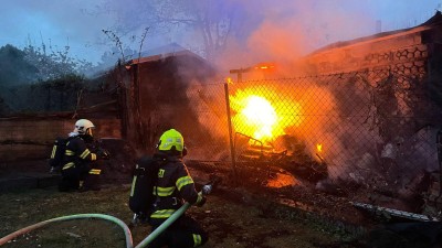 Středočeští hasiči bojovali s požárem zahradní boudy v Nové Vráži