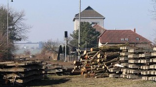 Spr&aacute;va železnic d&aacute;l zvy&scaron;uje bezpečnost Podřipsk&yacute;ch lok&aacute;lek