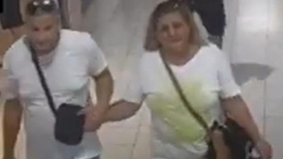 VIDEO: Okradli seniorku v obchodě v Italské. Nepoznáváte je?