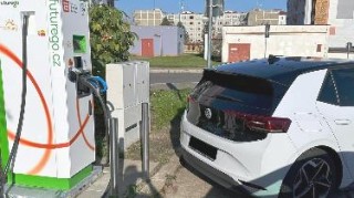 Ve Slaném vzniklo další veřejné místo na nabíjení elektromobilů