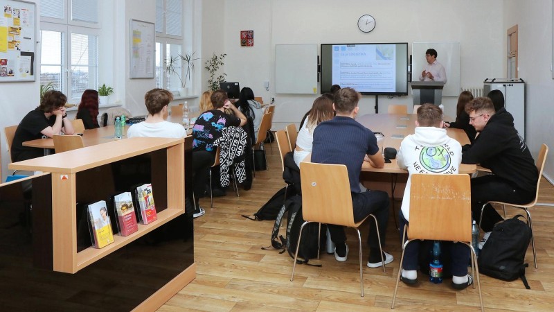 Kraj nakoupí kladenské střední pedagogické škole nábytek za milion